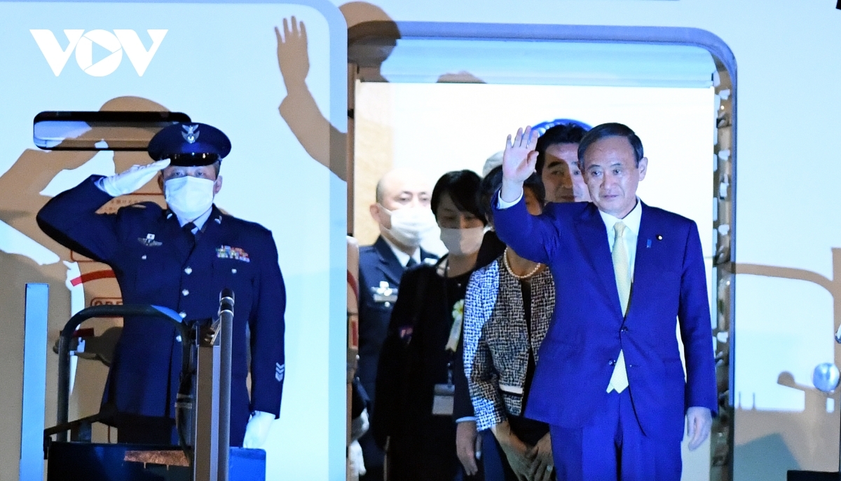Japanese Prime Minister Suga Yoshihide arrives in Hanoi for official visit